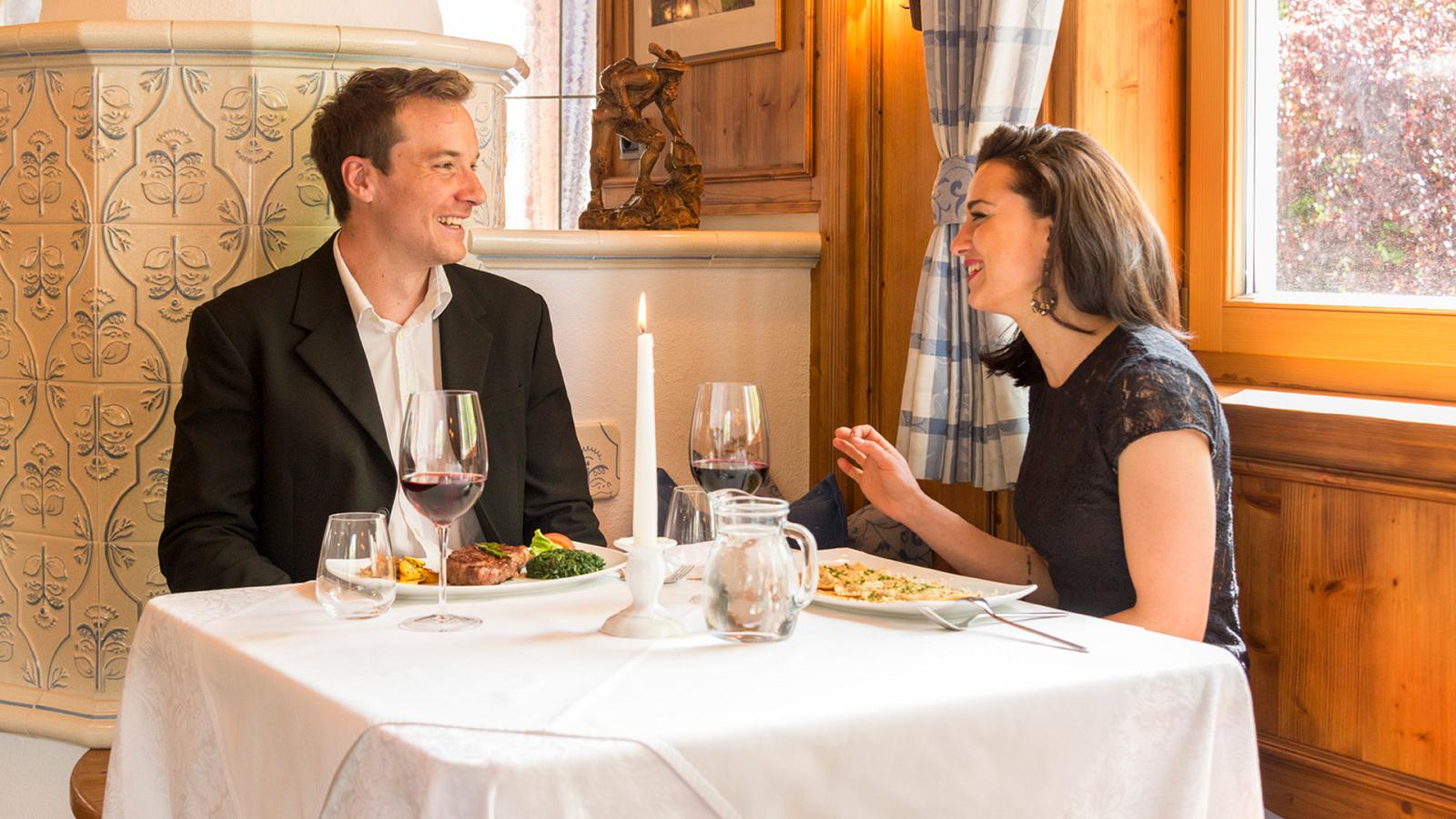 Coppia cena a lume di candela a un tavolo del ristorante di Vipiteno