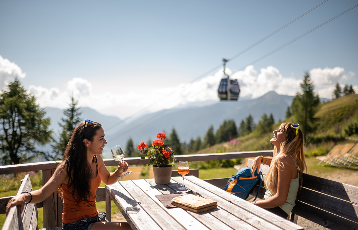 Pärchen bei einer Fahrradtour in der Umgebung von Sterzing